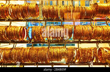 Vetrina di un gioielliere con bracciali dorati nel mercato del souk dorato a Dubai, Emirati Arabi Uniti Foto Stock