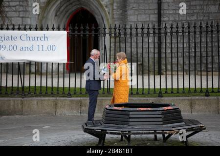 I fiori ricevuti dal Duca e Duchessa di Cambridge sulla loro passeggiata fuori Tig Cóilí Bar a Galway sono consegnati a un Aide in attesa. Foto Stock