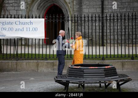 I fiori ricevuti dal Duca e Duchessa di Cambridge sulla loro passeggiata fuori Tig Cóilí Bar a Galway sono consegnati a un Aide in attesa. Foto Stock