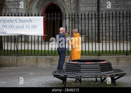 I fiori ricevuti dal Duca e Duchessa di Cambridge sulla loro passeggiata fuori Tig Cóilí Bar a Galway sono consegnati a un Aide in attesa. Foto Stock