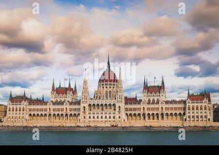 Budapest, Ungheria, agosto 2019, vista del Parlamento ungherese sul Danubio al tramonto Foto Stock