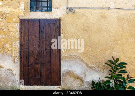 Modica (Sicilia): Antiche porte di palazzi nobiliari storici Foto Stock