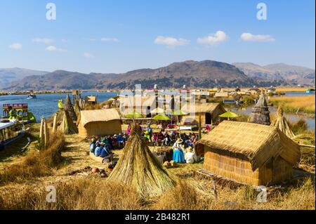 Uros isole galleggianti in Titikaka lago nel Confine tra Perù e Bolivia, Perù Foto Stock