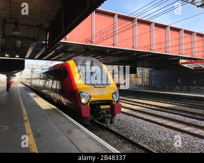 Un Treno Avanti West Coast Alla Stazione Di Crewe. Foto Stock