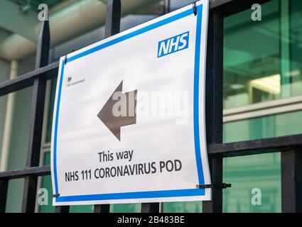 Firma per un NHS 111 Coronavirus Pod presso l'University College Hospital di Londra. C'è sempre più paura della diffusione del virus. Foto Stock