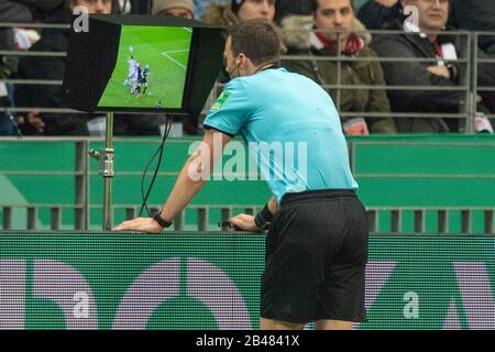 Arbitro Felikx ZWAYER guarda una scena sul monitor e sceglie una penalità per Eintracht Francoforte, VAR, video assistente arbitro, prove video, decisione, video, prova, mezza figura, mezza figura, calcio, DFB Cup, quarto finale, Eintracht Francoforte (F) - Werder Bremen (HB) 2: 0 il 04.03.2020 a Francoforte/Germania. | utilizzo in tutto il mondo Foto Stock