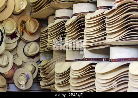 Mercato di strada che vende cappelli e souvenir nella città turistica di Cuzco a Perù Foto Stock