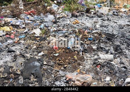 Nuwara, Sri Lanka: 03/20/2019: Rifiuti bruciati e lasciati in aperta - pericolo ambientale. Foto Stock