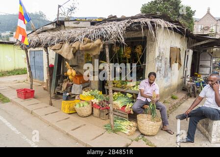 Nuwara Eliya, Sri Lanka: 20/03/2019: Negozio di frutta e verdura tradizionale con varietà di frutta in mostra. Foto Stock