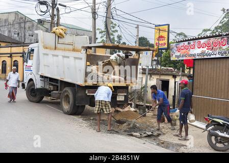 Nuwara Eliya, Sri Lanka: 20/03/2019: Lavoratori che caricano un camion con materiali da costruzione. Foto Stock