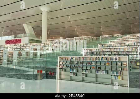 Vista interna dell'iconica Biblioteca Nazionale del Qatar, Education City, Doha, Qatar Foto Stock