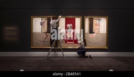 Sotheby’s, Londra, Regno Unito. 6th marzo 2020. Si stima che un lavoro del Landmark 20th Century, opera dell’artista più prezioso della Gran Bretagna, Francis Bacon, venderà oltre 60 Milioni di dollari alla prossima vendita di Arte Contemporanea di Sotheby a New York a maggio. Il primo esempio della serie Iconica di trittici di grande formato di Bacon che compariranno all'asta dal 2014 è ispirato all'Oresteia di Aeschylus. Credito: Malcolm Park/Alamy Live News. Foto Stock