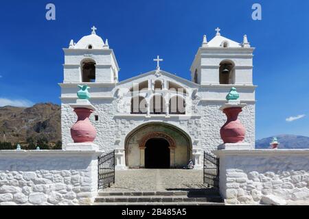 Chiesa di Santa Ana de Maca, una bella chiesa nel Canyon del Colca Arequipa, regione del Perù Foto Stock