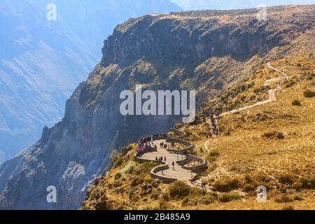 Turisti al punto di vista Cruz del Condor, Colca canyon - Perù Foto Stock