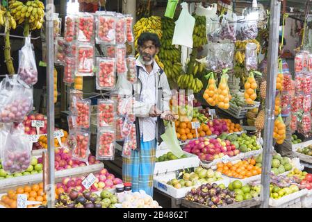 Nuwara Eliya, Sri Lanka: 20/03/2019: Negozio di frutta e verdura tradizionale con varietà di frutta in mostra. Foto Stock