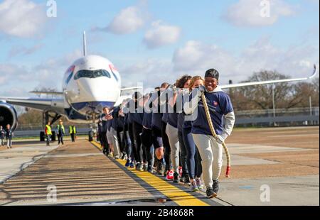 (Da davanti a dietro) Nicola Adams, Gabby Logan, Gary Lineker, Joe Wicks, Iwan Thomas e Alfie Hewett si uniscono ai membri del personale nel tentativo di rompere il Guinness World Record per il più pesante tiro in aereo 100m A350 durante un evento di Sport Relief all'aeroporto di Heathrow a Londra. Foto Stock