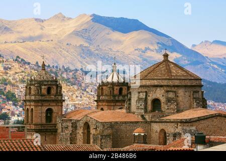 Campanile della Chiesa della Società di Gesù di fronte alla piazza principale di Cusco - Perù Foto Stock