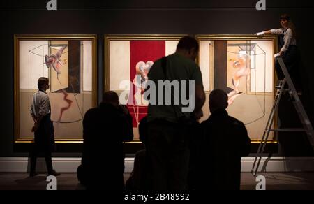 Sotheby’s, Londra, Regno Unito. 6th marzo 2020. Si stima che un lavoro del Landmark 20th Century, opera dell’artista più prezioso della Gran Bretagna, Francis Bacon, venderà oltre 60 Milioni di dollari alla prossima vendita di Arte Contemporanea di Sotheby a New York a maggio. Il primo esempio della serie Iconica di trittici di grande formato di Bacon che compariranno all'asta dal 2014 è ispirato All'Oresteia di Aeschylus, fotografata dalla stampa all'inaugurazione. Credito: Malcolm Park/Alamy. Foto Stock