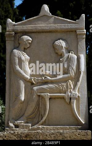 Grecia, Atene. Area Di Kerameikos (Ceramicus). Replica della Stele funeraria di Hegeso, c. 410-400 A.C. Il pezzo originale si trova presso il Museo Archeologico Nazionale di Atene. Foto Stock