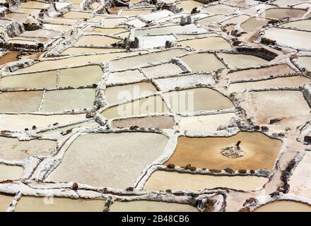Salinas de Maras, l'uomo ha fatto miniere di sale vicino Cusco, Perù Foto Stock