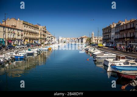 Sete, Francia - 01october 2014: Città sede in Francia, barche e canali che possono essere visti dalla maggior parte dei ristoranti della città Foto Stock