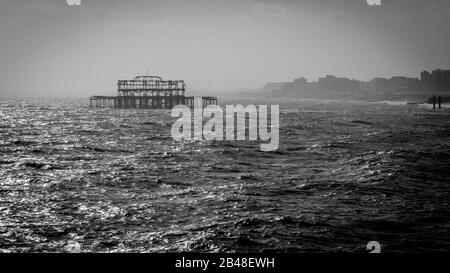 Il vecchio West Pier di Brighton, in Inghilterra, in mare mosso in una giornata torbida Foto Stock