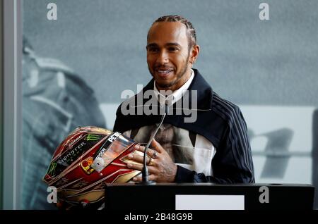 Il campione del mondo di Formula Uno Lewis Hamilton parla durante una visita al circuito di Silverstone nel Northamptonshire, dove il Duca del Sussex ha aperto ufficialmente L'Esperienza di Silverstone, un nuovo museo immersivo che racconta la storia del passato, del presente e del futuro delle corse automobilistiche britanniche. Foto Stock