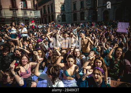 Barcellona, Spagna. , . Straordinari studenti femministi gridano slogan per dimostrare contro l'estrema destra e il loro machismo e omofobia davanti al giorno della donna internazionale credito: Matthias Oesterle/Alamy Live News Foto Stock