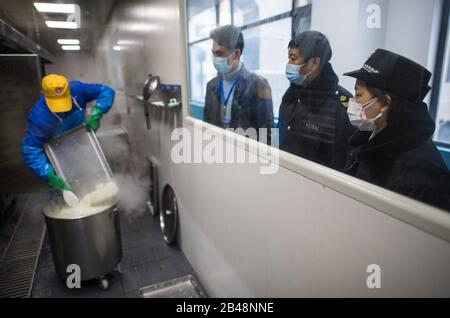 Wuhan, Provincia Cinese Di Hubei. 6th Mar, 2020. I funzionari di vigilanza del mercato ispezionano la produzione di farine presso una società di catering a Wuhan, nella provincia centrale cinese di Hubei, il 6 marzo 2020. Credit: Xiao Yijiu/Xinhua/Alamy Live News Foto Stock