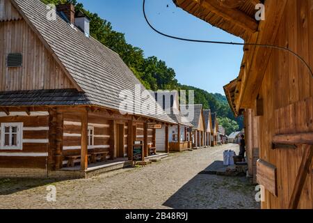 Case di tronchi intorno alla piazza del mercato della città galiziana, Museo di architettura rurale a Sanok, Malopolska, Polonia Foto Stock