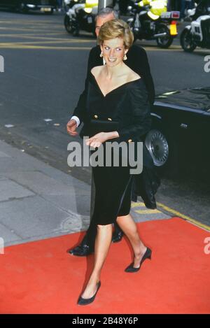 Una principessa sorridente Diana del Galles che indossa un abito nero, Londra, Inghilterra, Regno Unito 1989 Foto Stock