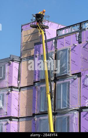 I baccelli prefabbricati modulari da costruzione vengono assemblati per gli studenti che vivono a Hereford UK marzo 2020 Foto Stock