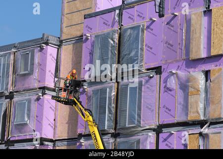 I baccelli prefabbricati modulari da costruzione vengono assemblati per gli studenti che vivono a Hereford UK marzo 2020 Foto Stock