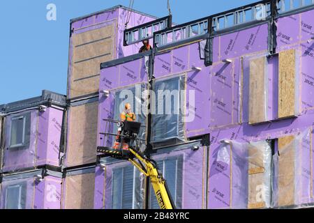 I baccelli prefabbricati modulari da costruzione vengono assemblati per gli studenti che vivono a Hereford UK marzo 2020 Foto Stock