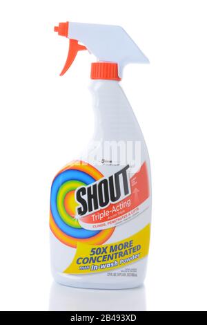 Irvine, CA - 15 AGOSTO 2016: Una bottiglia spray di Shout Triple Acting Stain Remover. Il prelavaggio della lavanderia è di SC Johnson. Foto Stock
