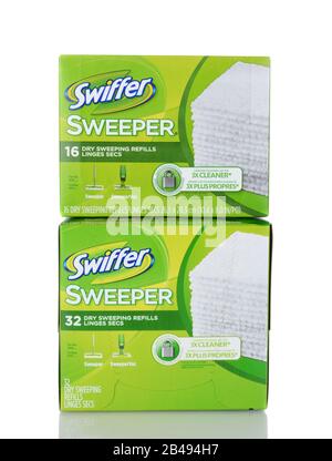 Irvine, CA - 05 gennaio 2014: Due scatole di riempimenti Swiffer Dry Sweep. Swiffer è una linea di prodotti per la pulizia di Procter & Gamble e Michael Rand, Foto Stock