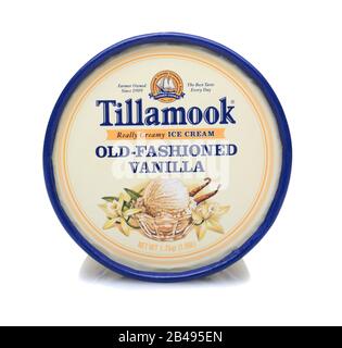 Irvine, CA - 23 GIUGNO 2014: Un cartone di Tillamook Vanilla Ice Cream. Tillamook, con oltre 25 varietà, dal 1947 sta realizzando gelati di prima qualità. Foto Stock