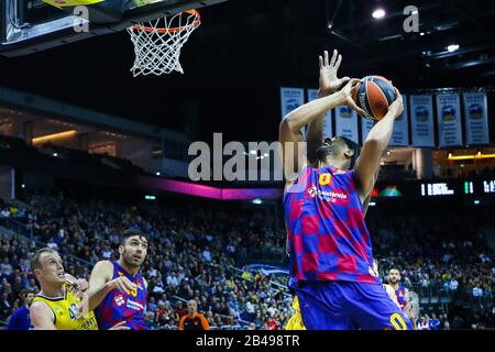 Berlino, Germania, 04 marzo 2020: Brandon Davies del FC Barcelona in azione durante la partita di basket Eurolega tra Alba Berlin e il FC Barcelona Foto Stock