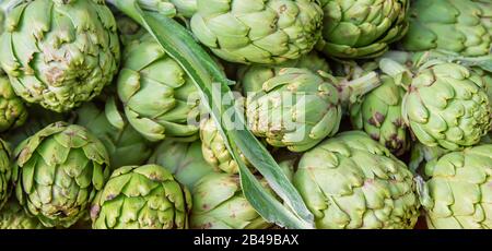 I carciofi sono venduti sul mercato. Messa a fuoco selettiva. Cibo. Foto Stock