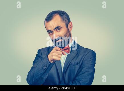 Ritratto di un giovane infastidito che punta il dito verso di te gesto della fotocamera. Ritratto di closeup di razza mista modello barbuto latino americano ragazzo isolato su li Foto Stock