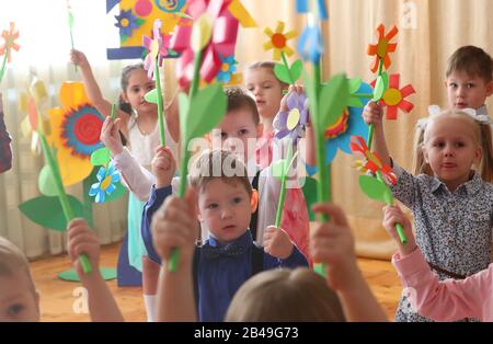 (200306) -- MINSK, 6 marzo 2020 (Xinhua) -- i bambini si esibiscono durante un evento presso un asilo per salutare la prossima Giornata Internazionale della Donna 2020 a Minsk, Bielorussia, 6 marzo 2020. La Giornata internazionale della donna si celebra l'8 marzo di ogni anno per celebrare i successi sociali, economici e politici delle donne in tutto il mondo. (Foto Di Henadz Zhinkov/Xinhua) Foto Stock