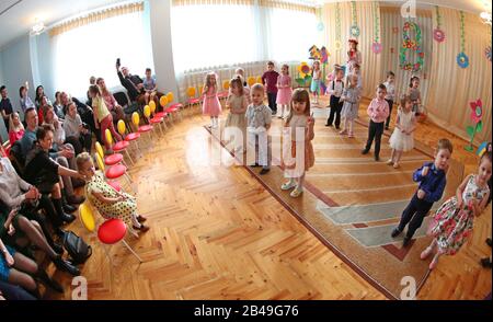 (200306) -- MINSK, 6 marzo 2020 (Xinhua) -- i bambini si esibiscono durante un evento presso un asilo per salutare la prossima Giornata Internazionale della Donna 2020 a Minsk, Bielorussia, 6 marzo 2020. La Giornata internazionale della donna si celebra l'8 marzo di ogni anno per celebrare i successi sociali, economici e politici delle donne in tutto il mondo. (Foto Di Henadz Zhinkov/Xinhua) Foto Stock