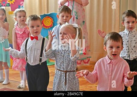 (200306) -- MINSK, 6 marzo 2020 (Xinhua) -- i bambini si esibiscono durante un evento presso un asilo per salutare la prossima Giornata Internazionale della Donna 2020 a Minsk, Bielorussia, 6 marzo 2020. La Giornata internazionale della donna si celebra l'8 marzo di ogni anno per celebrare i successi sociali, economici e politici delle donne in tutto il mondo. (Foto Di Henadz Zhinkov/Xinhua) Foto Stock