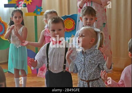 (200306) -- MINSK, 6 marzo 2020 (Xinhua) -- i bambini si esibiscono durante un evento presso un asilo per salutare la prossima Giornata Internazionale della Donna 2020 a Minsk, Bielorussia, 6 marzo 2020. La Giornata internazionale della donna si celebra l'8 marzo di ogni anno per celebrare i successi sociali, economici e politici delle donne in tutto il mondo. (Foto Di Henadz Zhinkov/Xinhua) Foto Stock