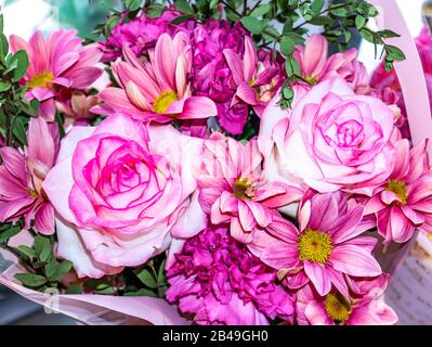 Bouquet festivo di fiori da giardino di rose rosa e piretrum. Festa Delle Madri. Compleanno. Bouquet nuziale. Giorno della memoria. Giornata Internazionale Della Donna. P Foto Stock