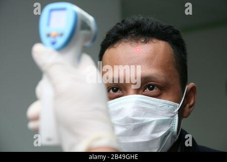 Jakarta, Indonesia. 06th Mar, 2020. Il governo ha annunciato che altri due cittadini indonesiani sono stati confermati positivamente dal coronavirus (Covid-19), che oggi è aumentato a 4 al giorno. È noto che entrambi hanno avuto un contatto diretto con due pazienti che erano stati precedentemente confermati positivi. Inoltre si sono lamentati anche di tosse e sintomi simil-influenzali, anche senza respiro corto. Il Ministero della Salute (Kemenkes) ha detto che la temperatura corporea dei due pazienti ha raggiunto 37,6 gradi celsius. (Foto Di Kuncoro Widyo Rumpoko/Pacific Press) Credito: Pacific Press Agency/Alamy Live News Foto Stock