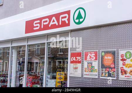 Di fronte a un supermercato Spar a York Foto Stock