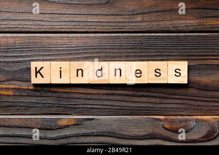Gentilezza parola scritta sul blocco di legno. gentilezza del testo in tabella, concetto. Foto Stock