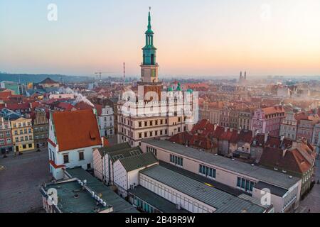 Alba sul Vecchio mercato e Municipio a Poznan, Polonia Foto Stock