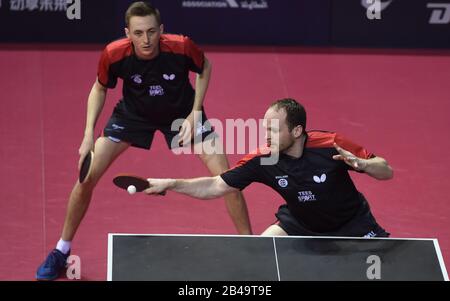 Doha. 6th Mar, 2020. Paul Drinkhall (R)/Liam Pitchford d'Inghilterra competono durante il doppio incontro di uomini seimifinal contro ho Kwan Kit/Wong Chun Ting di Hong Kong della Cina al 2020 ITTF Qatar Open a Doha, Qatar il 6 marzo 2020. Credito: Nikku/Xinhua/Alamy Live News Foto Stock